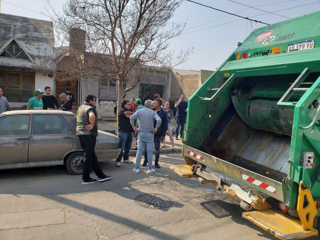 El gremio de los recolectores de residuos se declaró en estado de alerta y movilización. Muchos camiones se apostaron cerca del domicilio de Saillén.