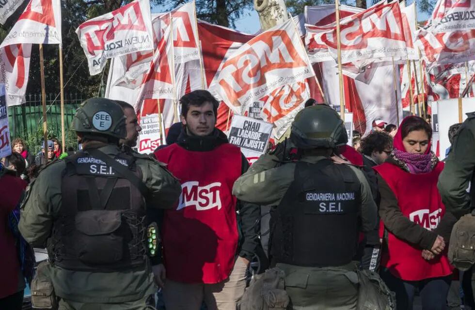 Policías apostados frente a manifestantes que protestan contra la celebración de la cumbre de ministros de Finanzas y presidentes de bancos centrales (DPA)