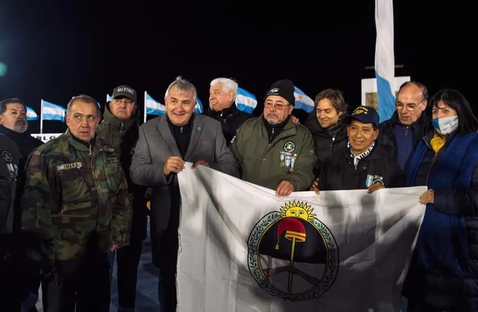 El gobernador Morales entregó una Bandera de la Libertad Civil a los veteranos de guerra congregados en Tierra del Fuego para la vigilia por el 2 de Abril.