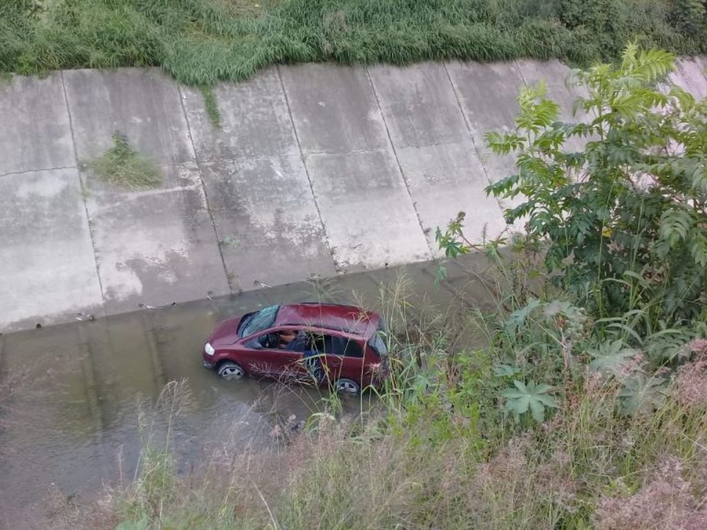 un auto cayó al canal de la avenida Yrigoyen. (Policía de Salta)