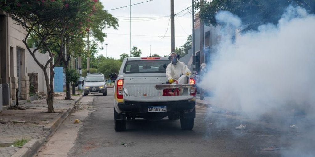 La Municipalidad de Córdoba fumiga todos los días en los barrios de la ciudad.
