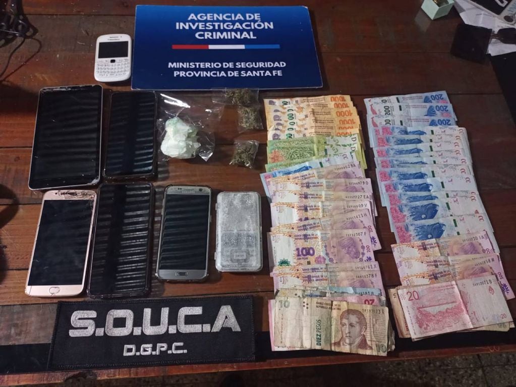 La AIC encontró droga fraccionada además de los teléfonos móviles y dinero en efectivo.