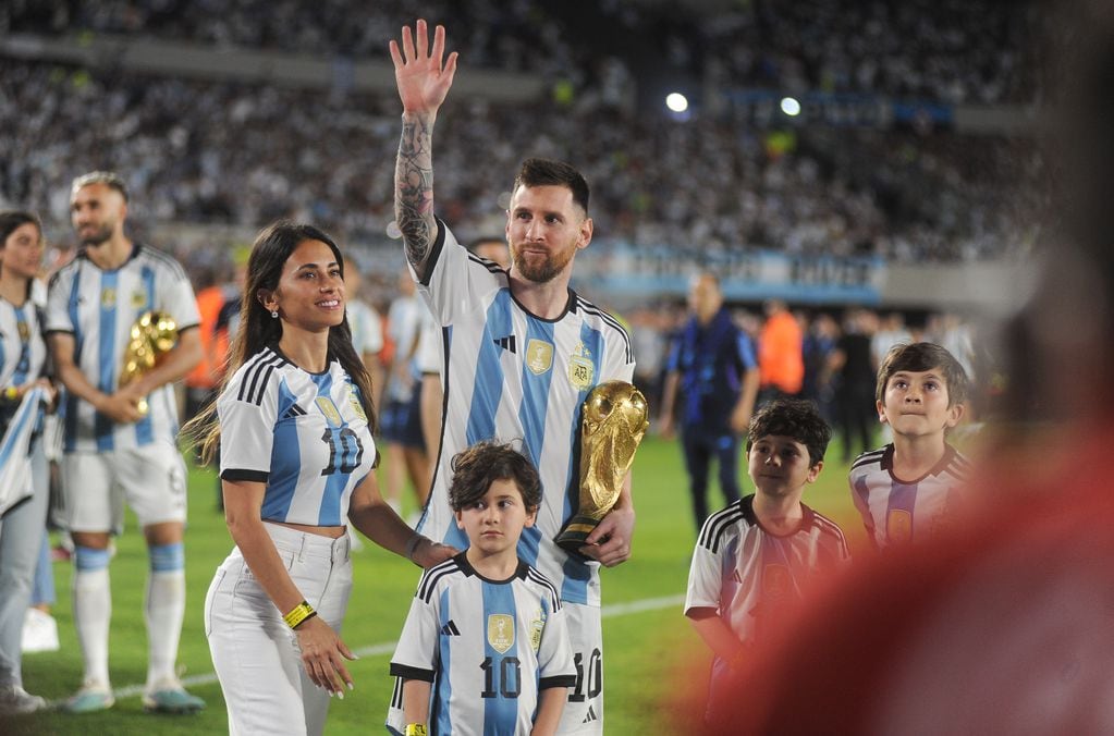Lionel Messi en River frente a Panama con la copa Mundial y sus hijos y Antonela Roccuzzo Foto Federico Lopez Claro
Argentina selección