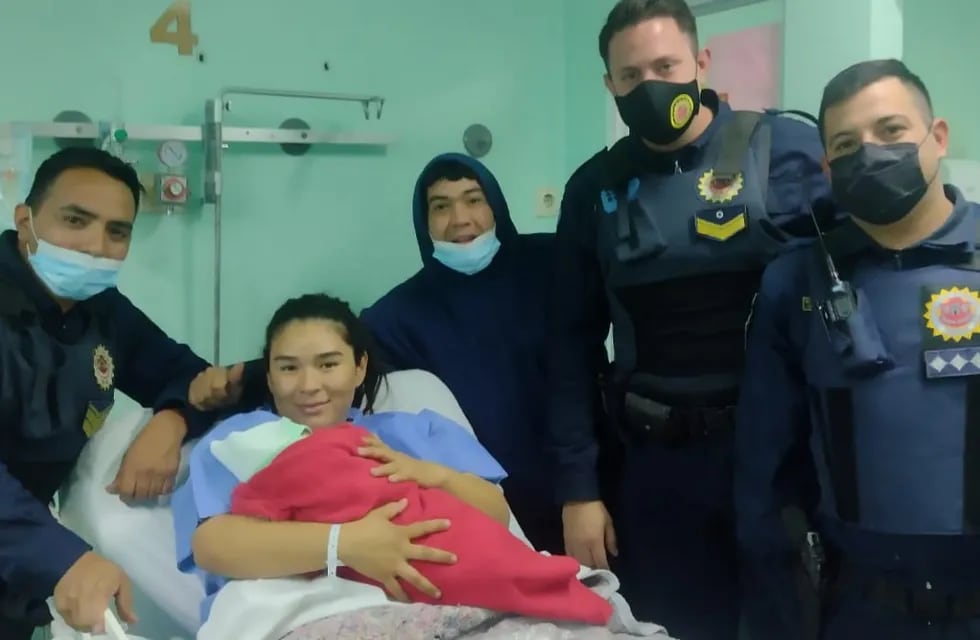 La mujer y el niño fueron trasladados al Hospital Neonatal y recibieron la visita de los policías.