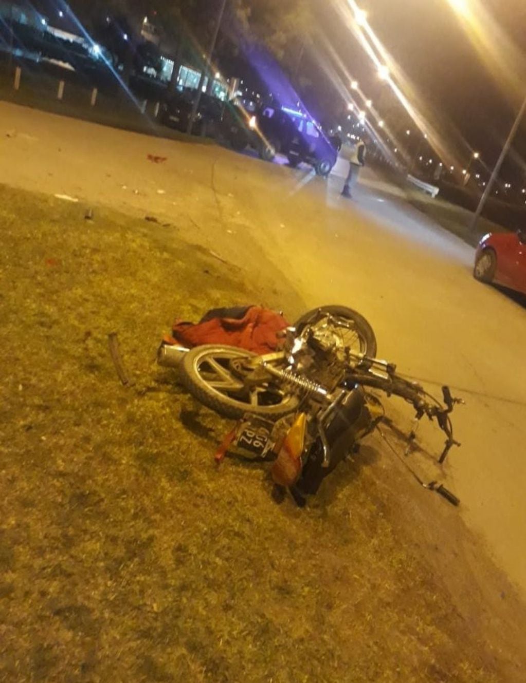Auto y moto involucrado en accidente cerca del aeropuerto. (Ministerio de Seguridad)