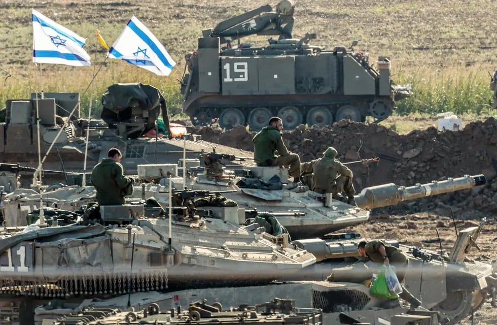 Soldados israelíes y vehículos blindados se reúnen en un lugar no revelado cerca de la frontera con Gaza, en Israel. Según las Fuerzas de Defensa de Israel (FDI) y la autoridad sanitaria palestina desde Hamás, más de 4.000 palestinos y 1.400 israelíes han muerto. EFE/HANNIBAL HANSCHKE