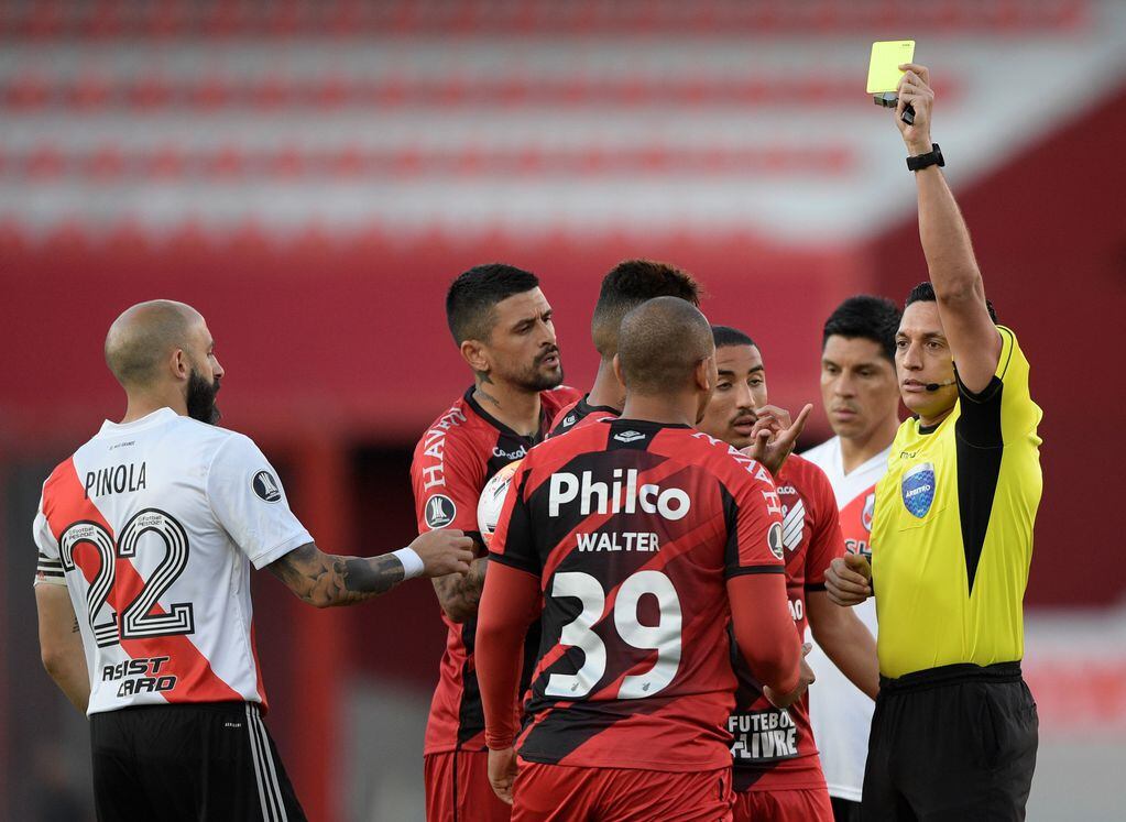River y Paranaense de Brasil juegan el pasajea a cuartos de final en la cancha de Independiente. / Gentileza.