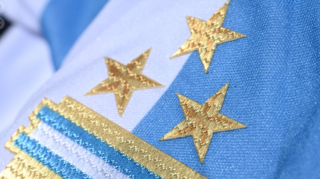 Las tres estrellas sobre el escudo argentino: la emoción por el tercer campeonato.