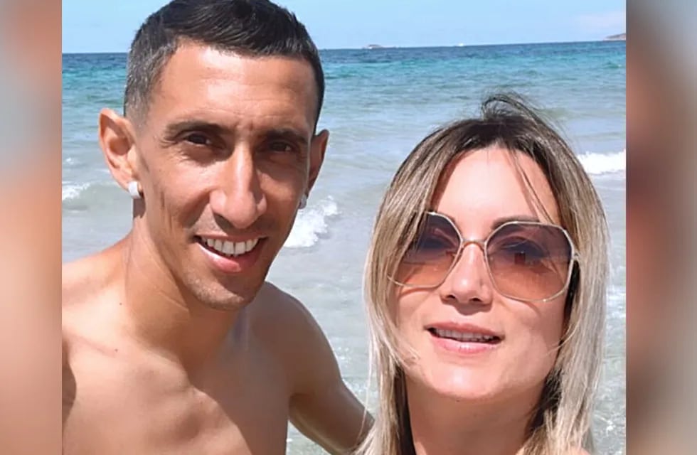 Ángel Di María y Jorgelina Cardoso felices en la playa de Ibiza.