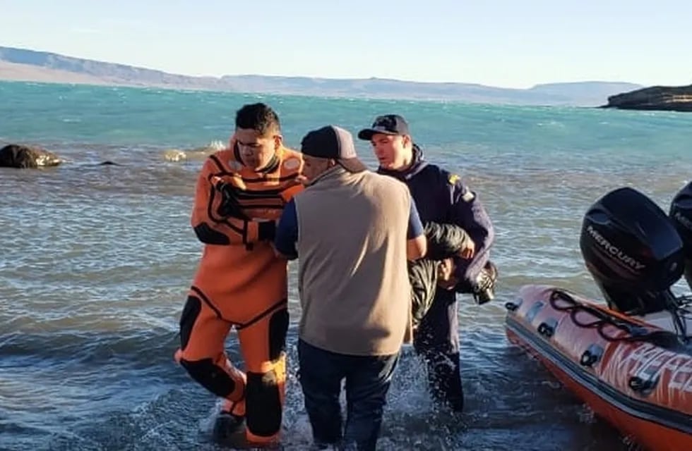 El rápido accionar de la Subprefectura Lago Argentino permitió salvar a los dos hombres.