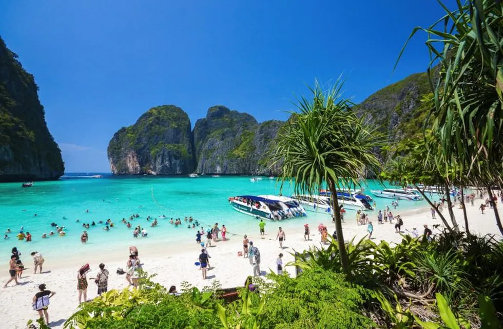 Cerrarán la playa más famosa de Tailandia por los daños causados por los turistas. Foto: AP.