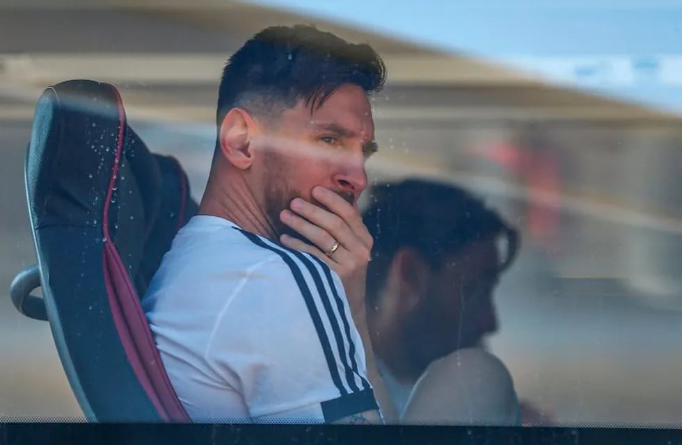 Messi mira el estadio Camp Nou