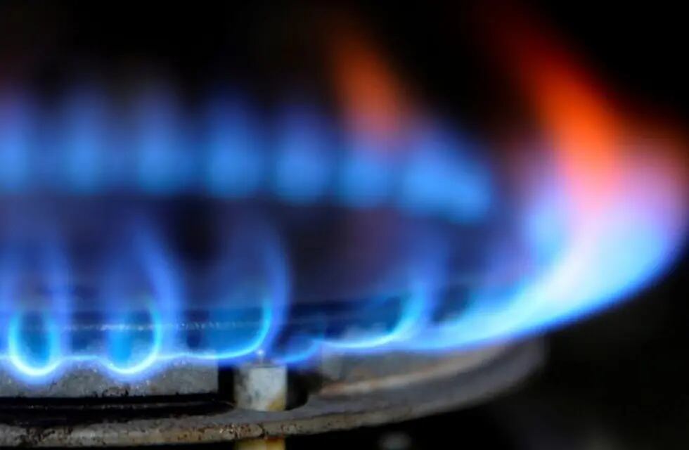 FILE PHOTO: A gas cooker is seen in Boroughbridge, northern England in this November 13, 2012 photograph. REUTERS/Nigel Roddis/File Photo   gas aumentara cada seis meses en todo el pais aumento tarifas gas