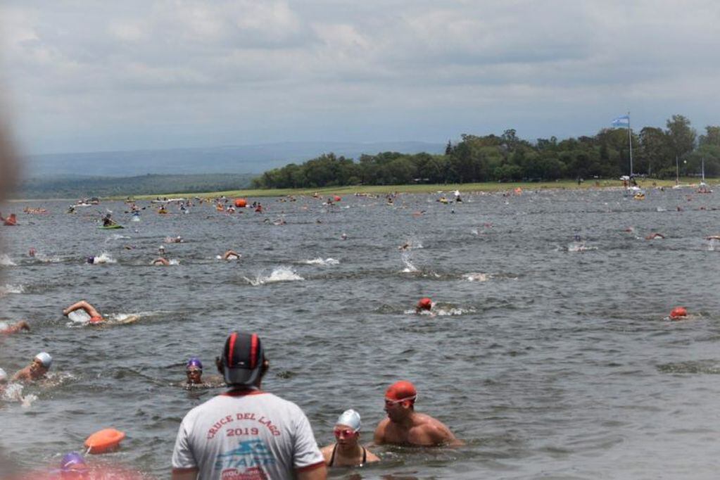 El cruce del lago a nado se llevó a cabo en la mañana del sábado.