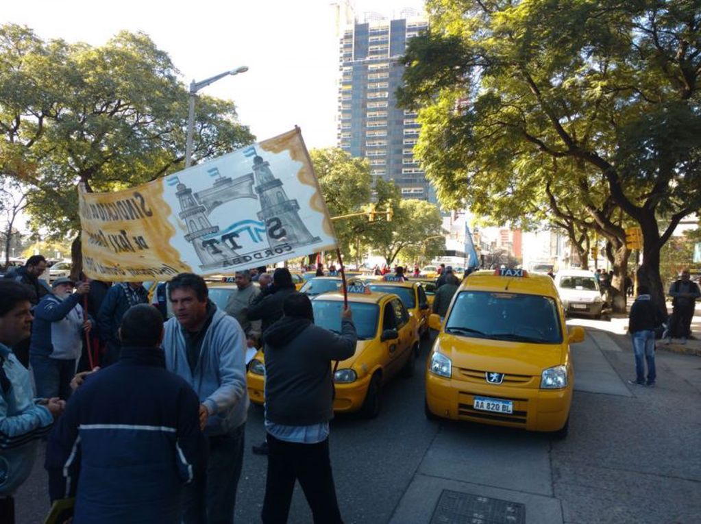 Los taxistas se movilizaron por el centro de la ciudad ante el proyecto de los remises periféricos.