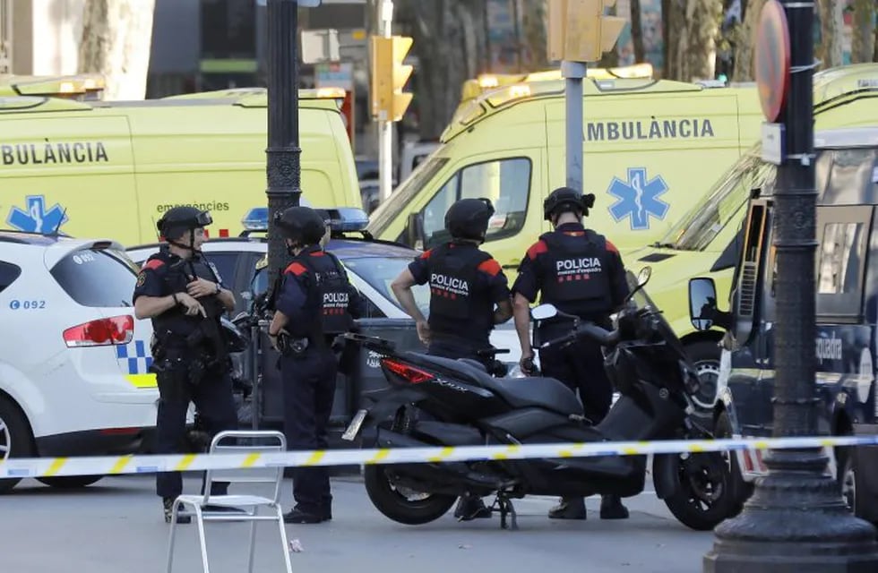 GRA218. BARCELONA, 17/08/2017.- Efectivos policiales en el lugar en el que una furgoneta ha atropellado esta tarde a varios peatones que paseaban por las Ramblas de Barcelona, un atropello masivo en el que al menos dos personas murieron y veinte resultaron heridas. Los Mossos d'Esquadra y los equipos de emergencias sanitarias han desplegado un amplio dispositivo en este lugar, en el centro turístico de la capital catalana, frecuentada a diario por miles de turistas, que ha quedado acordonada. EFE/Andreu Dalmau