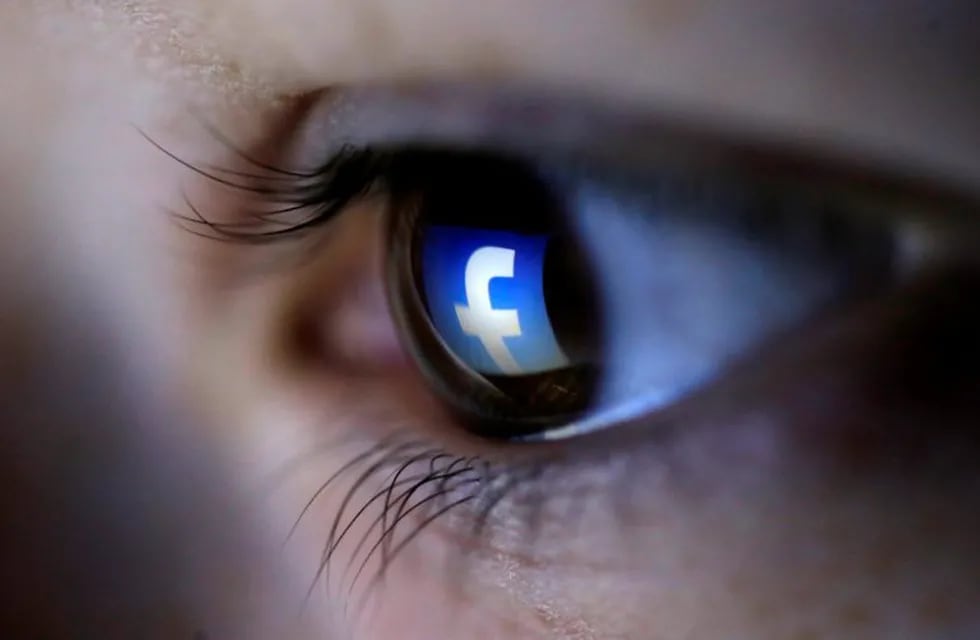 FILE PHOTO: A picture illustration shows a Facebook logo reflected in a person's eye, in Zenica, March 13, 2015.  REUTERS/Dado Ruvic/Illustration/File Photo   logo de facebook reflejado en un ojo internet redes sociales