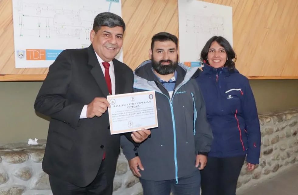 Juan Carlos Arcando recibiendo a maestros antárticos