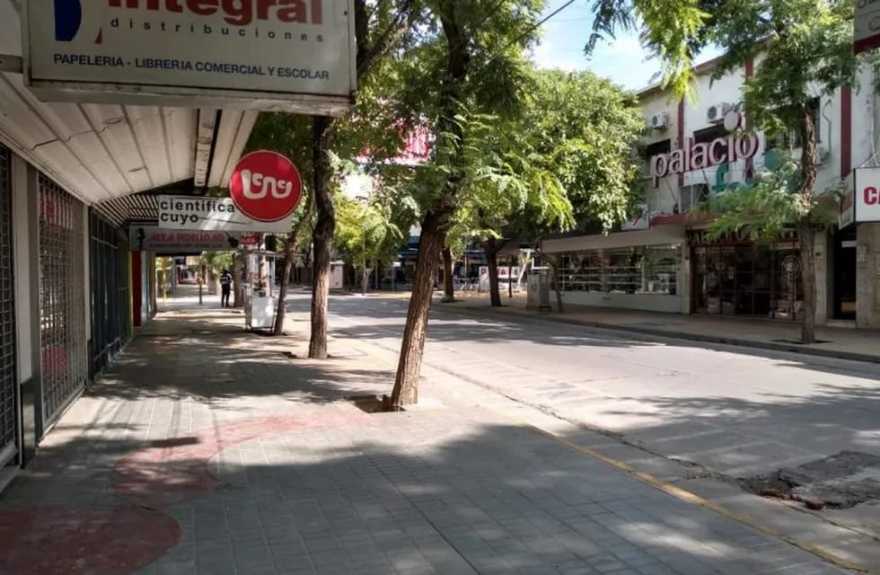 En el centro sanjuanino pueden verse muchos locales cerrados. Imagen de archivo.