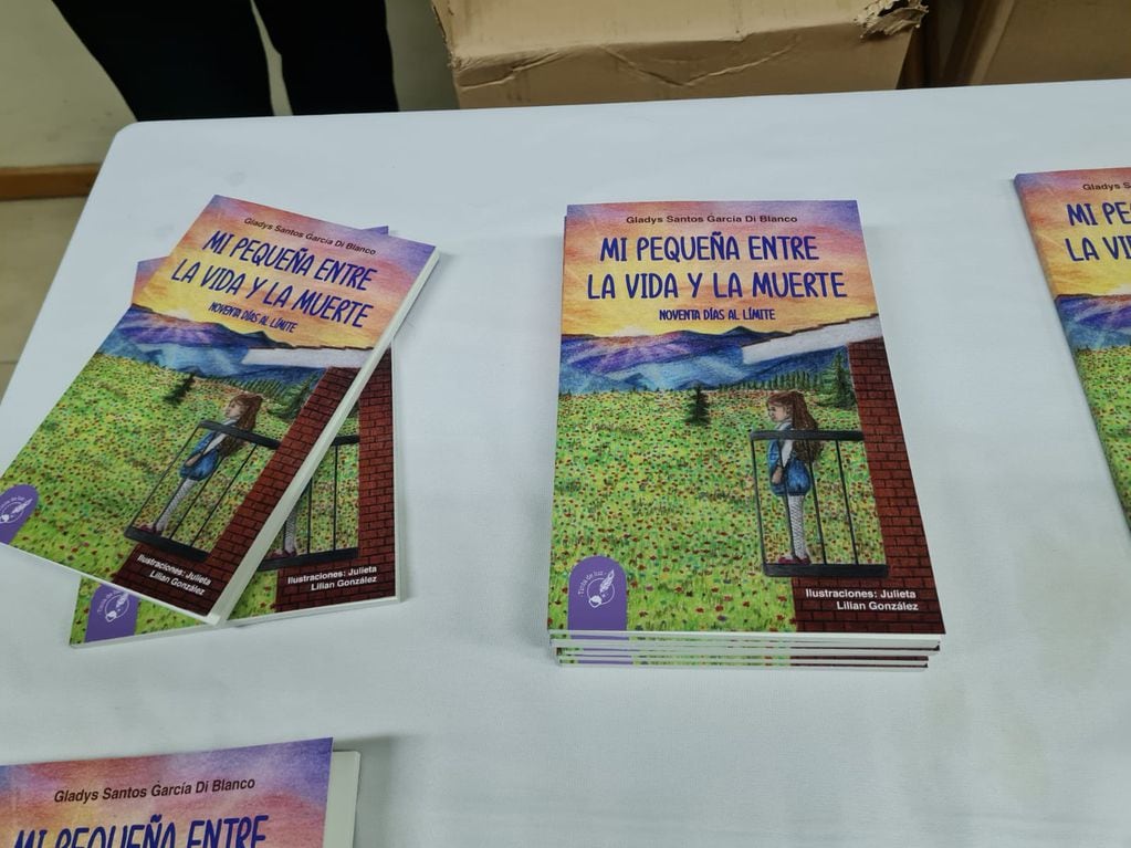 Gladys García presentó su libro "Mi pequeña entre la vida y la muerte: noventa días al límite" en el teatro Luis Encio Bianchi de Rivadavia.