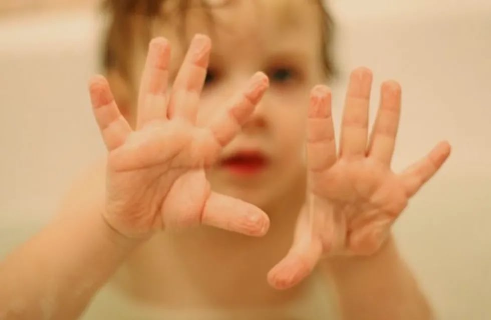 ¿Por qué se nos arrugan los dedos? Foto de un bebé, imagen ilustrativa.
