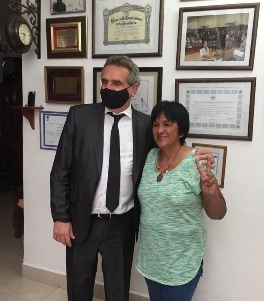 El ministro de Defensa Agustín Rossi visitó a Milagro Sala en su domicilio.