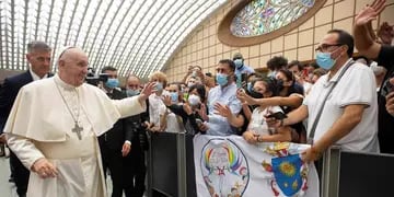 El papa Francisco volvió a encabezar una audiencia general a un mes de su operación