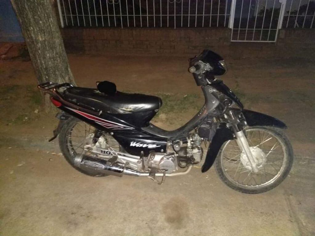 Motocicleta Wave 110 color negra, secuestrada en Alta Gracia.