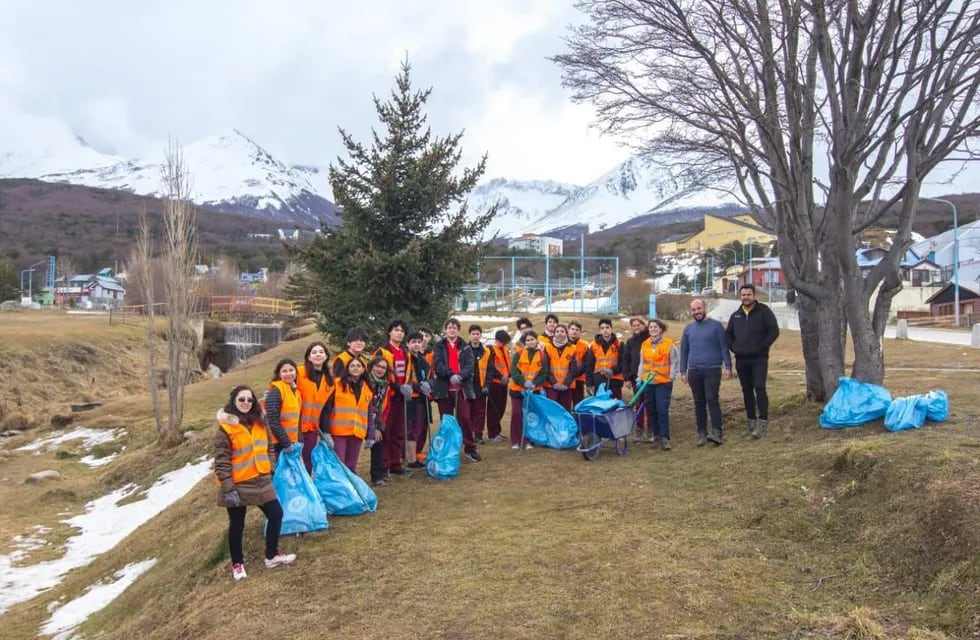 Ushuaia: realizan jornada de limpieza del Arroyo Buena Esperanza