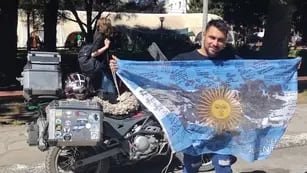 Un joven recorre el país con una bandera argentina con la que junta firmas de ex combatientes de Malvinas.