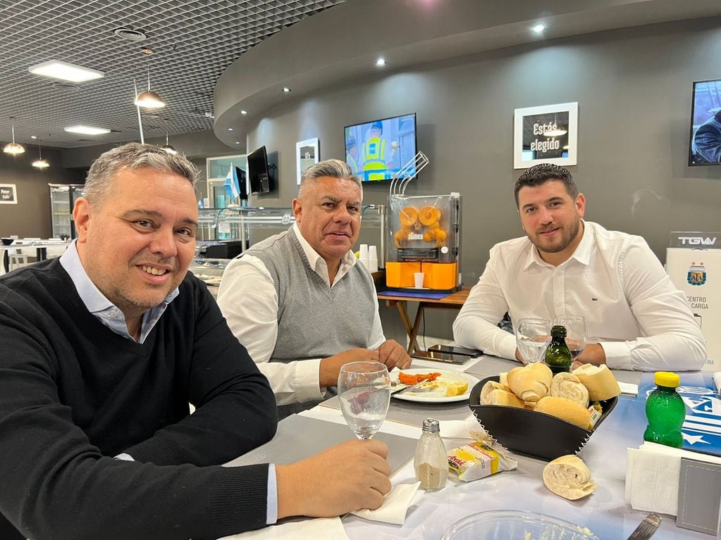 Achile, Tapia y Cavagliatto almorzando juntos este martes en Buenos Aires (Foto: Gentileza IACC).
