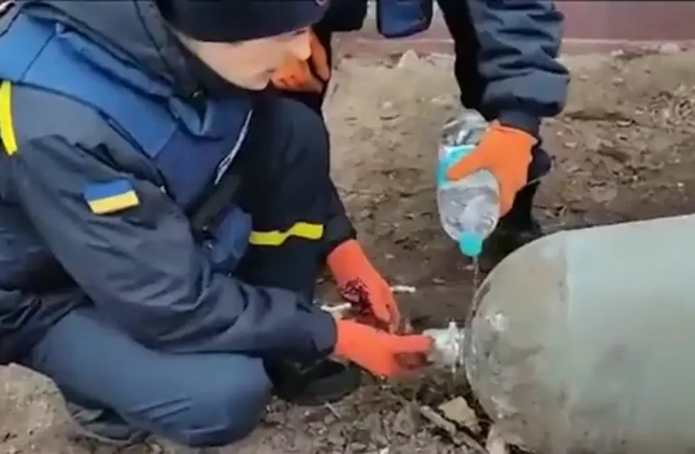 Dos solados ucranianos desactivaron una bomba con sus manos y una botella de agua.