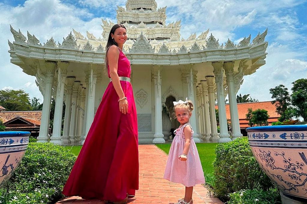 Pampita junto a Ana, en Bangkok (Instagram).