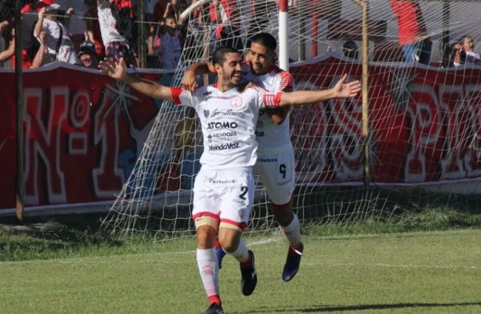 Federico Giusepponi festeja el primer gol de Huracán Las Heras ante Boca Unidos (C).