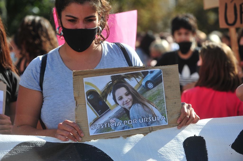 Marcha por Úrsula Bahillo la joven asesinada en Rojas - Clarín