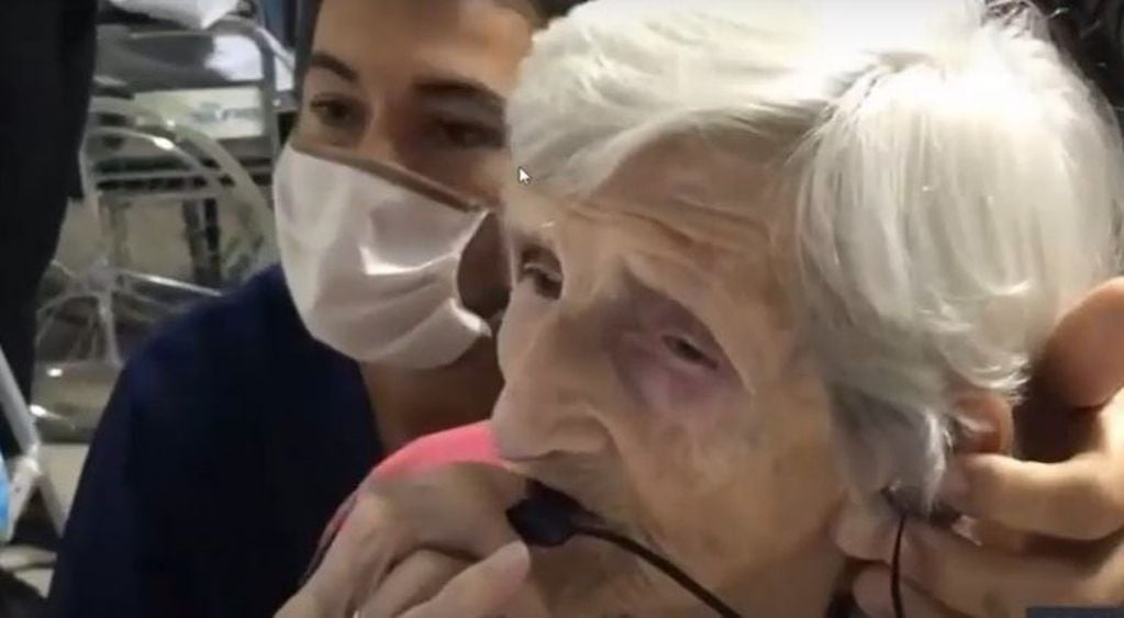 El emotivo festejo de Araceli, la mujer que cumplió 101 años y se comunicó con sus seres queridos con por videollamada. (Foto: captura video)