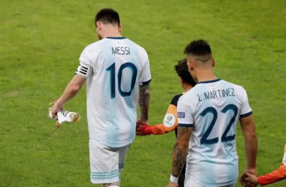 Lionel Messi y su tierno gesto con un nene antes de entrar a la cancha (Foto: AP)