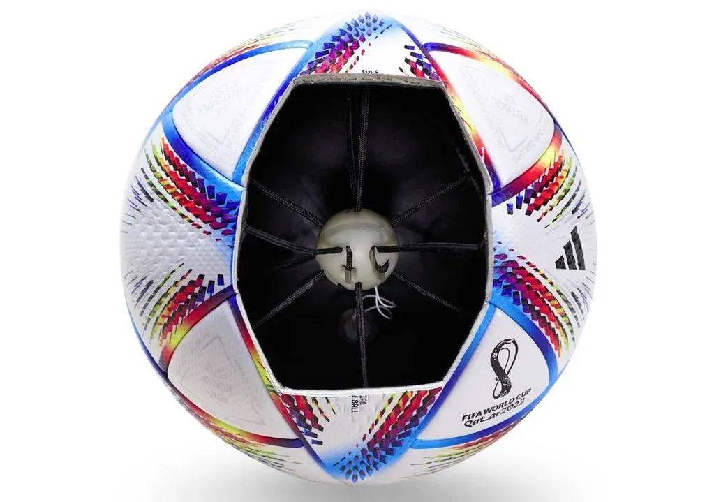 El balón que se usa para los partidos del Mundial Qatar 2022 está equipada con tecnología que requiere ser enchufado.