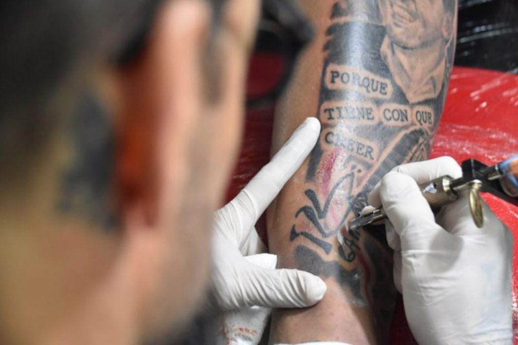 El fanático puntano logró que Gallardo le firme el tatuaje.