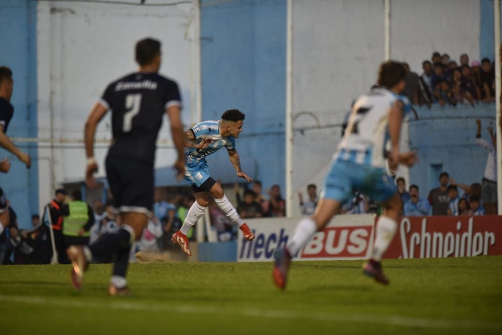 José Méndez ejecuta el penal y pone el 1-0 de Racing ante Independiente Rivadavia, en el Sancho. (Javier Ferreyra / La Voz)