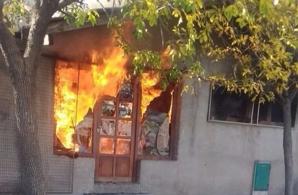 El hombre está grave tras incendiar su vivienda en San Luis.