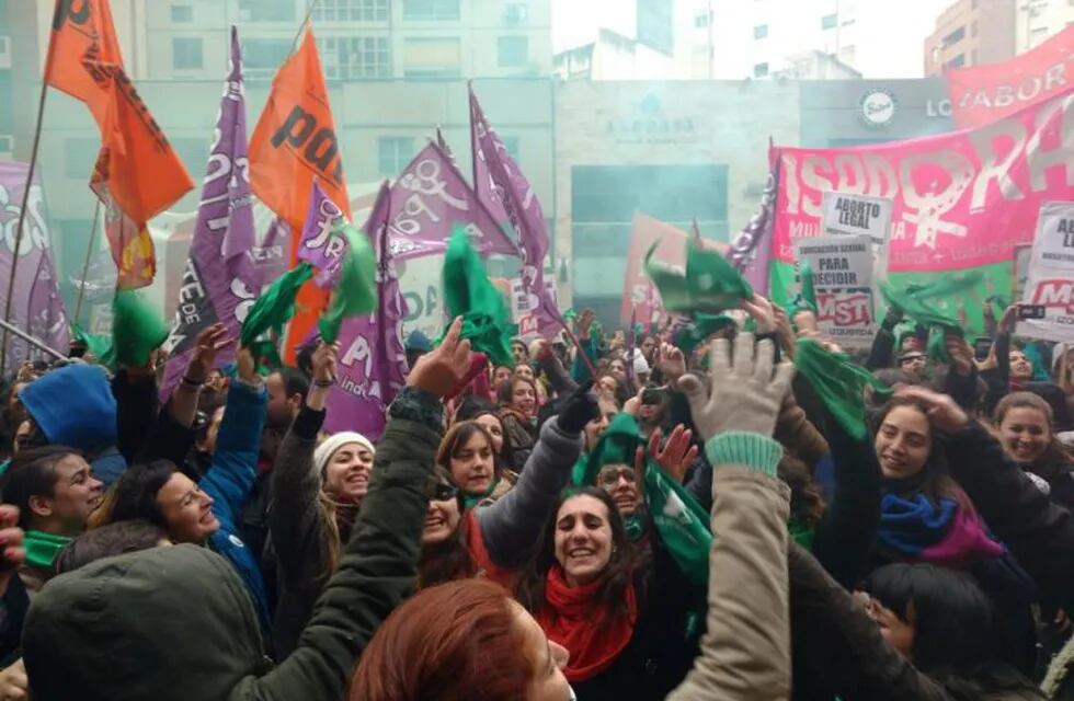 Se desataron los festejos en Córdoba tras la aprobación de la ley de despenalización del aborto.