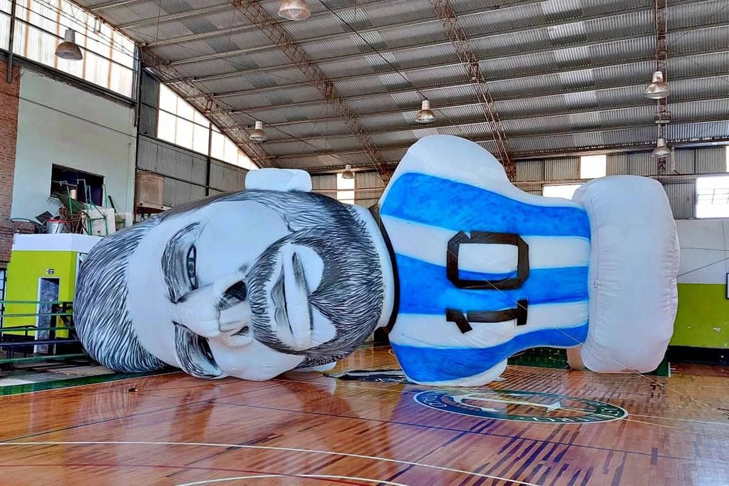 Así es el inflable gigante de Lionel Messi que crearon en La Plata.