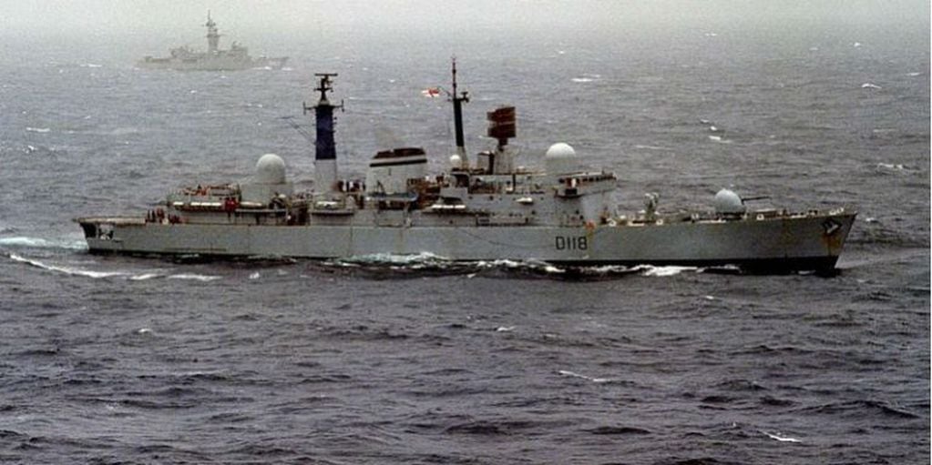 El destructor británico HMS Coventry, en el Atlántico Sur, antes de ser atacado .