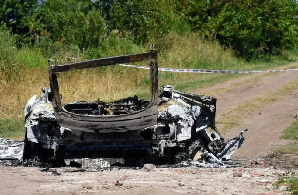 En Ibarlucea encontraron incendiado el auto en el que iban las víctimas del triple crimen.