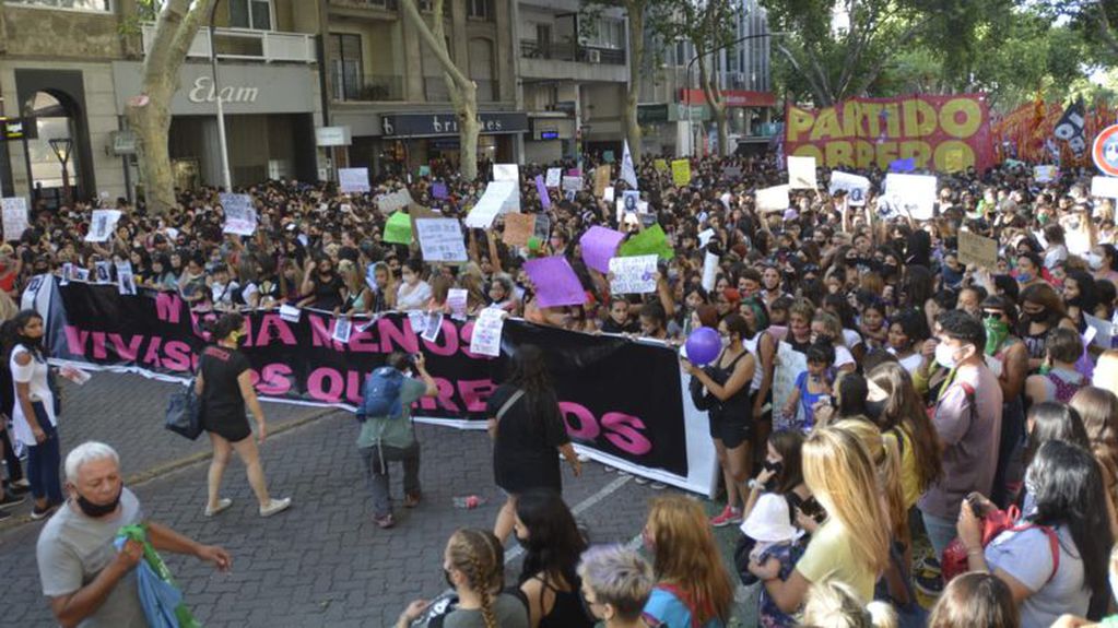 La nutrida manifestación en reclamo de Justicia por el femicidio de Florencia recorrió las calles de Mendoza. Nicolás Ríos/Los Andes