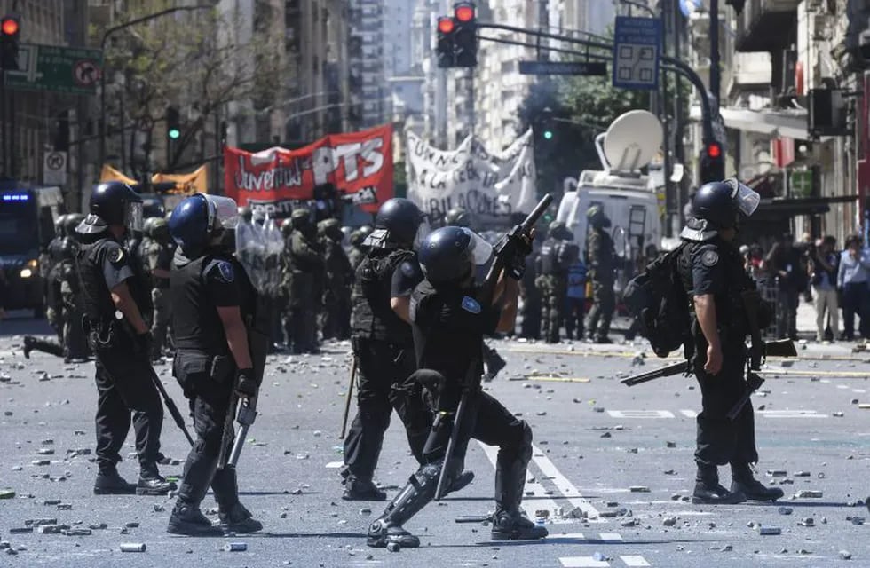Manifestantes protestan el 14/12/2017 en las inmediaciones del Congreso en Buenos Aires, Argentina, contra la reforma previsional propuesta por el Gobierno.\n(Vinculado al resumen de dpa \