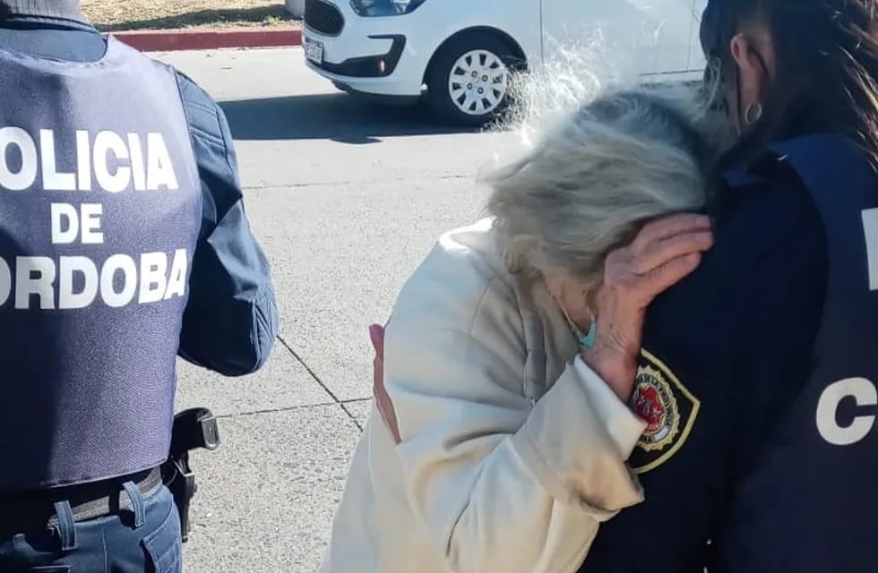 La mujer se abrazó a los policías después del robo millonario que sufrió.