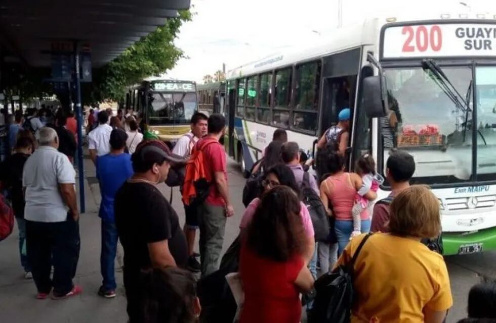 La Línea 200 va desde Guaymallén Sur y Este, llega hasta el Hospital Central. Pasa por P. Nuevo - Rodeo de La Cruz, ingresa al Centro y pasa por B° La Favorita.