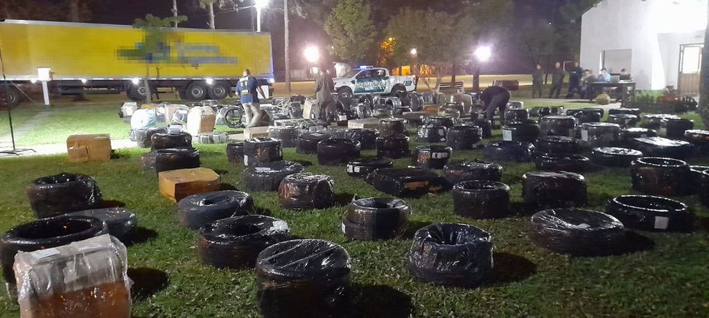 Secuestran contrabando de neumáticos en Puerto Iguazú.